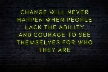 Tuğla duvardaki neon ışığın gece görüşü. Bilge Qoutation. 