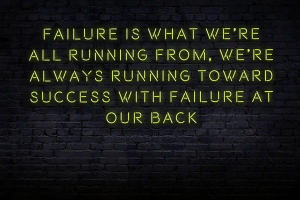 Розумна та мотиваційна цитата. Неоновий знак на цегляній стіні — стокове фото