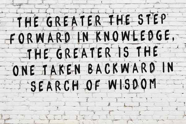 知恵の引用の黒の碑文を描いた白いレンガの壁 — ストック写真