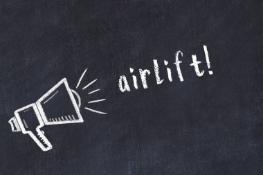 Hoparlörün tebeşir çizimi ve siyah masanın üzerine el yazısıyla yazılmış yazı kaldırma.