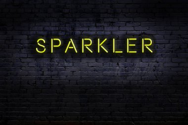 Geceleri duvarda neon levhası var. Yazı maytapları