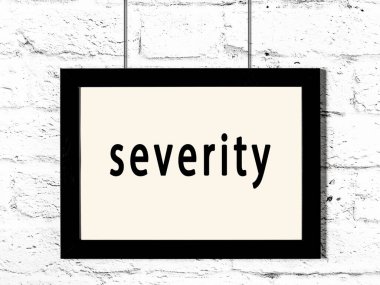 Beyaz tuğla duvara asılı siyah ahşap çerçeve ve yazı şiddeti 