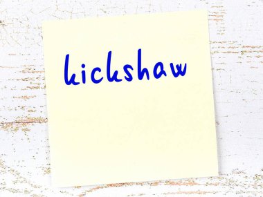 Tahta duvardaki sarı yapışkan notta el yazısıyla yazılmış kickshaw var.