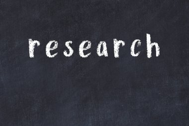 Tebeşir el yazısıyla yazılmış yazı araştırması siyah masada.