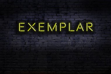 Geceleri duvarda neon levhası var. Yazıt örneği