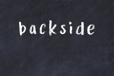 Üzerinde el yazısıyla yazılmış arkası olan üniversite yazı tahtası.