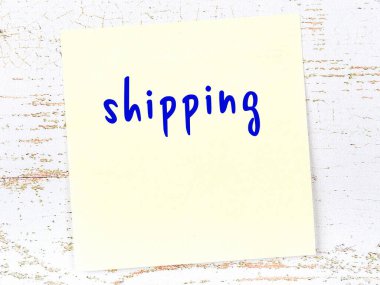 Nakliyeyi hatırlatma kavramı. Tahta duvarda üzerinde yazı olan sarı yapışkan kağıt.