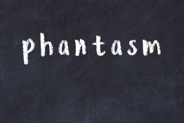 Tebeşir el yazısıyla yazılmış siyah masanın üzerine yazma hayaleti.