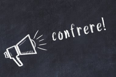 Hoparlör çizimi ve yazıt çakışması olan siyah karatahta