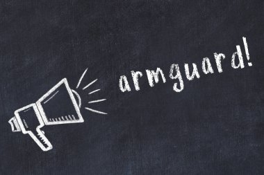 Hoparlör çizimi ve kolluk yazısıyla siyah karatahta.