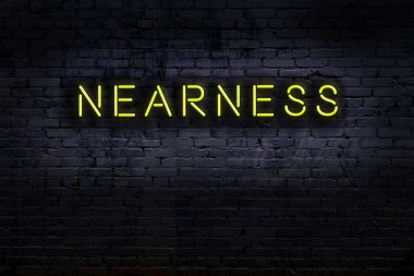 Geceleri duvarda neon levhası var. Yazı yakınlığı
