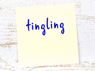 Karıncalanma hakkında hatırlatma kavramı. Tahta duvarda üzerinde yazı olan sarı yapışkan kağıt.