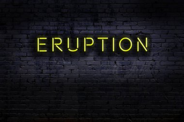 Tuğla duvarda yazıt püskürmesi olan neon tabela. Gece görünümü