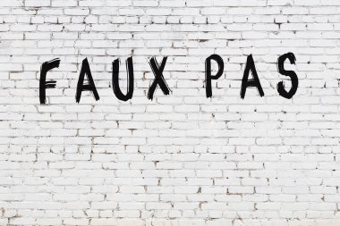 Yazı hatası, beyaz tuğla duvara siyah boya ile yazılmış..