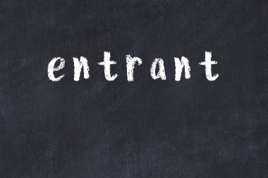 Siyah masaya elle yazılmış tebeşir yazısı.