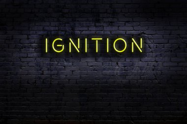 Geceleri duvarda neon levhası var. Yazı ateşleme