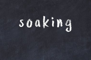 Üzerinde el yazısıyla yazılmış yazı tahtasının olduğu üniversite tahtası.