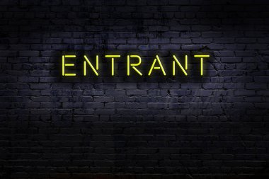 Geceleri duvarda neon levhası var. Yazıt girdisi