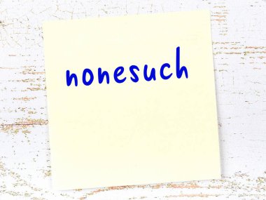 Tahta duvardaki sarı yapışkan notta elle yazılmış bir yazı var.