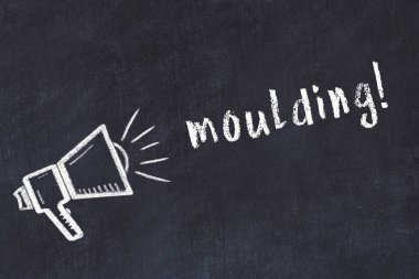 Hoparlörün tebeşir çizimi ve siyah masanın üzerine el yazısıyla yazılmış yazı kalıbı.