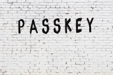 Beyaz tuğla duvara siyah boya ile yazılmış bir şifre anahtarı..
