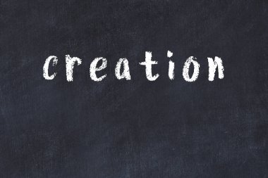 Tebeşir el yazısı yazı oluşturma siyah masa üzerinde