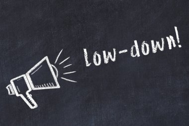 Hoparlörlerin tebeşir çizimi ve siyah masanın üzerine el yazısı yazması.