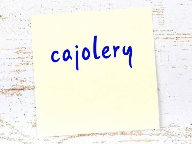 Tahta duvardaki sarı yapışkan notta el yazısıyla yazılmış tatlı sözler var.