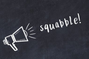 Hoparlörlerin tebeşir çizimi ve siyah masanın üzerine el yazısı yazması yazması tartışma.