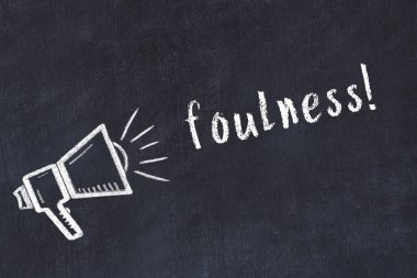 Hoparlörün tebeşir çizimi ve siyah masanın üzerine el yazısıyla yazılmış çirkinlik.