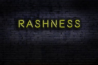 Duvara yazı yazma aceleciliği olan neon levhası. Gece görünümü