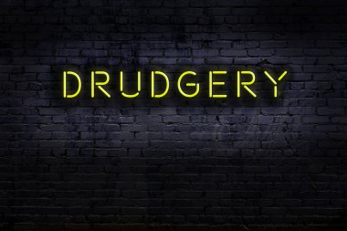 Geceleri duvarda neon levhası var. Yazı angaryası