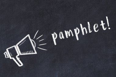 Hoparlörün tebeşir çizimi ve siyah masanın üzerine el yazısıyla yazılmış el yazısı broşürü