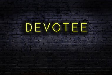 Geceleri duvarda neon levhası var. Yazı fanatiği