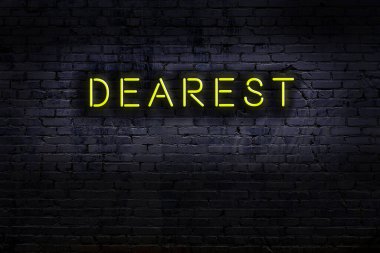 Üzerinde tuğla duvara karşı 