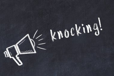 Hoparlörün tebeşir çizimi ve siyah masaya tıklayan el yazısıyla yazılmış yazı.