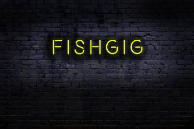 Duvara yazı kazınmış neon levhası. Gece görünümü