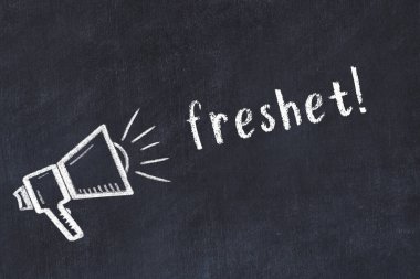 Hoparlör çizimi ve yazı defteri olan siyah karatahta.