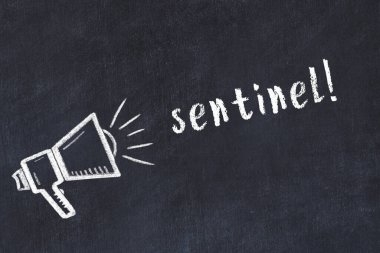 Hoparlörlerin tebeşir çizimi ve siyah masanın üzerine el yazması yazması Sentinel.