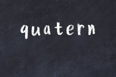 Üzerinde el yazısı olan bir kolej tahtası.