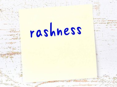 Ahşap duvardaki sarı yapışkan notta el yazısıyla yazılmış acelecilik var.