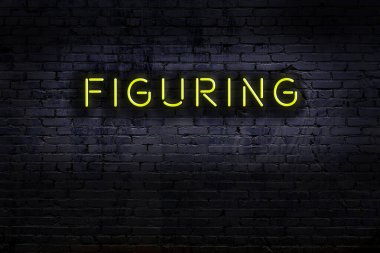 Duvara yazı yazılmış neon levhası. Gece görünümü