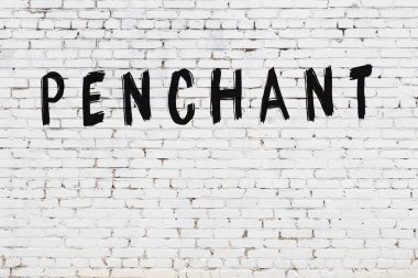 Beyaz tuğla duvara siyah boya ile yazılmış bir yazıt tutkusu.