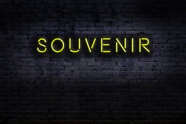 Duvara yazı kazınmış neon levhası. Gece görünümü