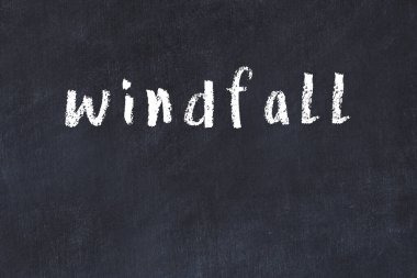 Üzerinde el yazısıyla yazılmış bir talih kuşu olan üniversite yazı tahtası.