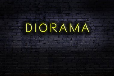 Duvara yazı diyorama yazılı neon tabela. Gece görünümü