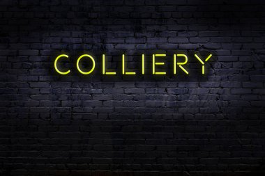 Geceleri duvarda neon levhası var. Yazı kömürlüğü