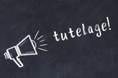 Hoparlör çizimi ve yazı tahtasıyla siyah karatahta