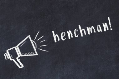 Hoparlör ve yazı işleriyle uğraşan siyah karatahta.