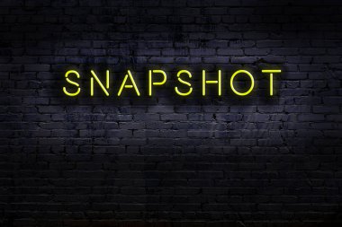 Geceleri duvarda neon levhası var. Yazı görüntüsü